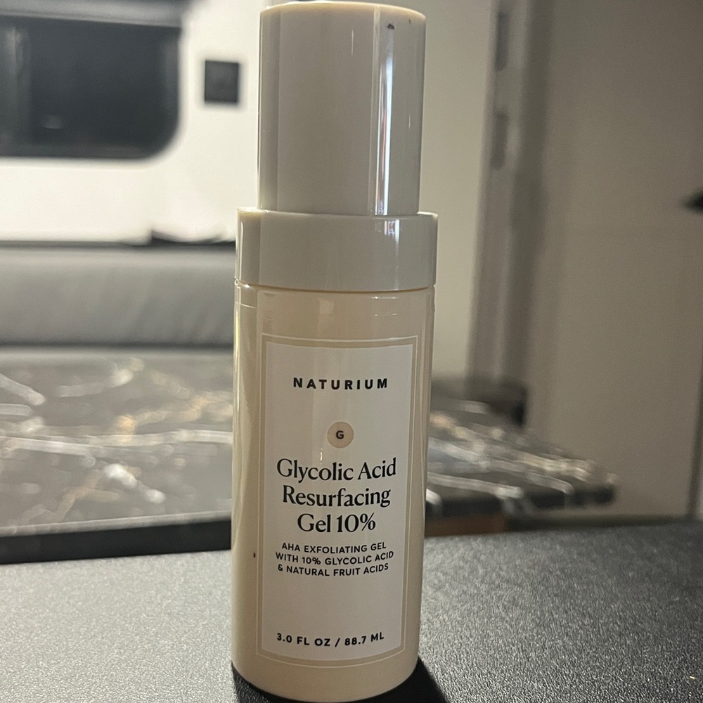 Naturium glycolic acid resurfacing gel 10%
